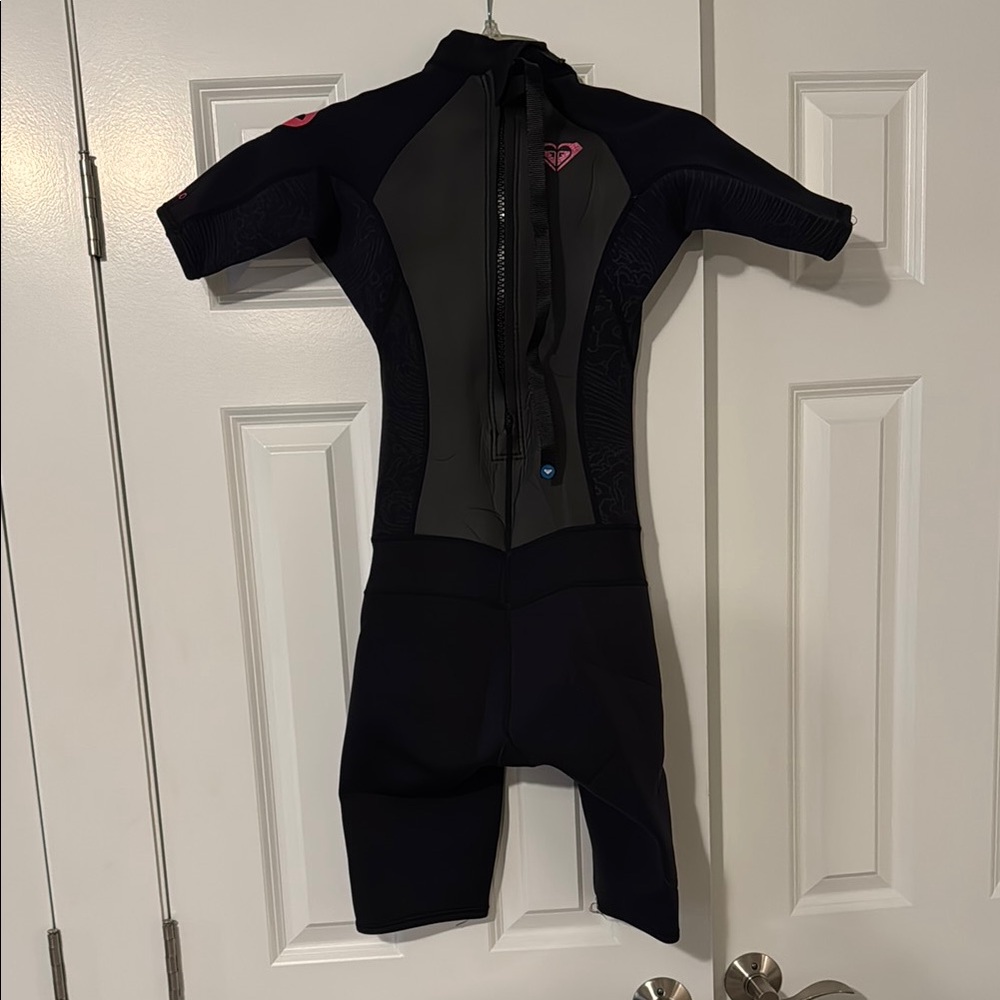 Roxy wet suit size 6/34 youth